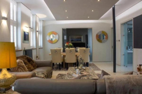 Luxury King Suite: Tub, WiFi and Central Location